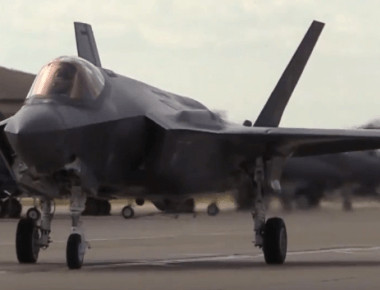 Αμερικανικά F-35 προσγειώνονται σε αεροπορική βάση της Μ. Βρετανίας (βίντεο)